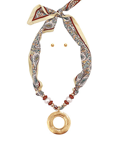 Hammered Circle Pendant Scarf Necklace Set