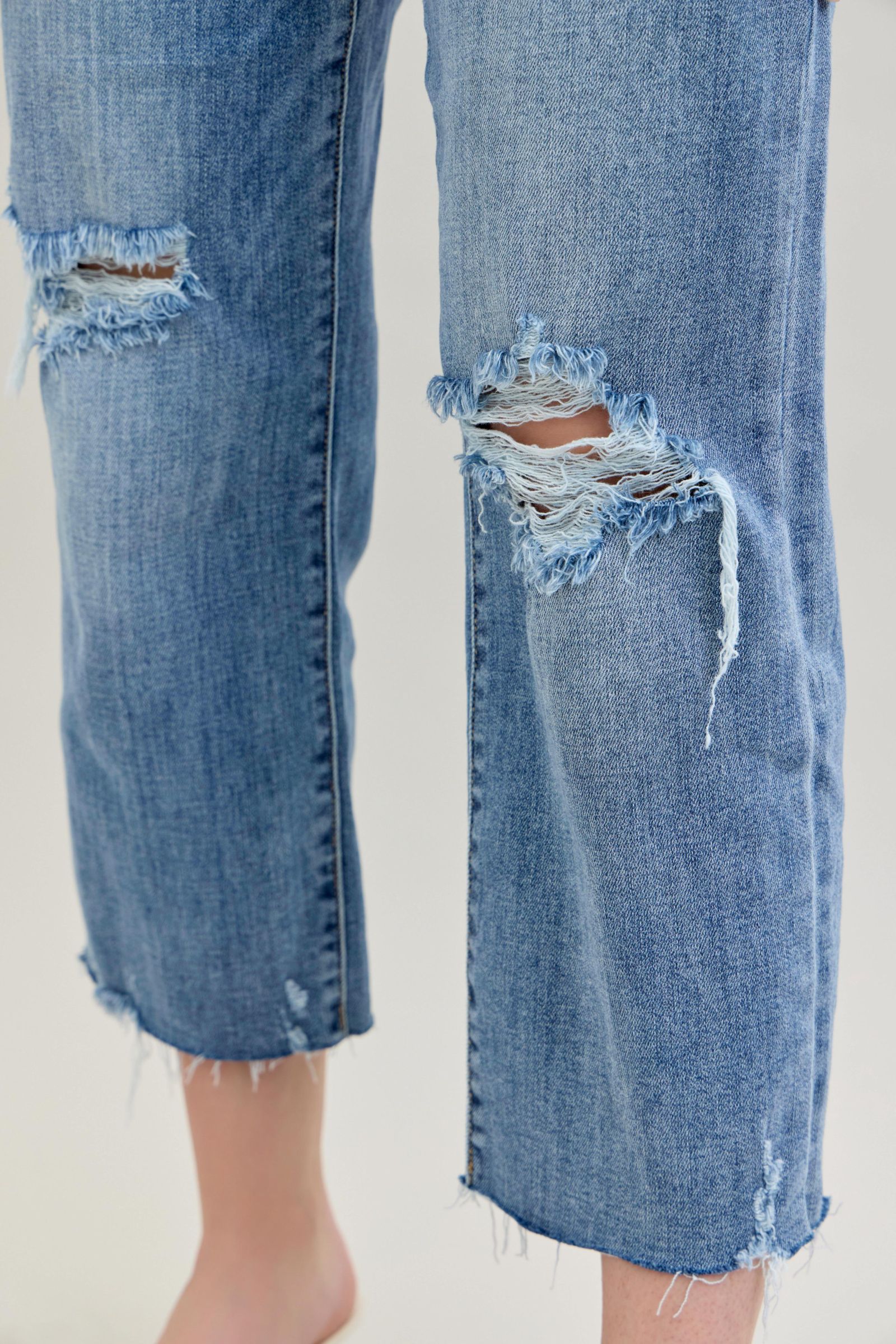 Judy Blue "Jolie" Cropped Jean Distressed