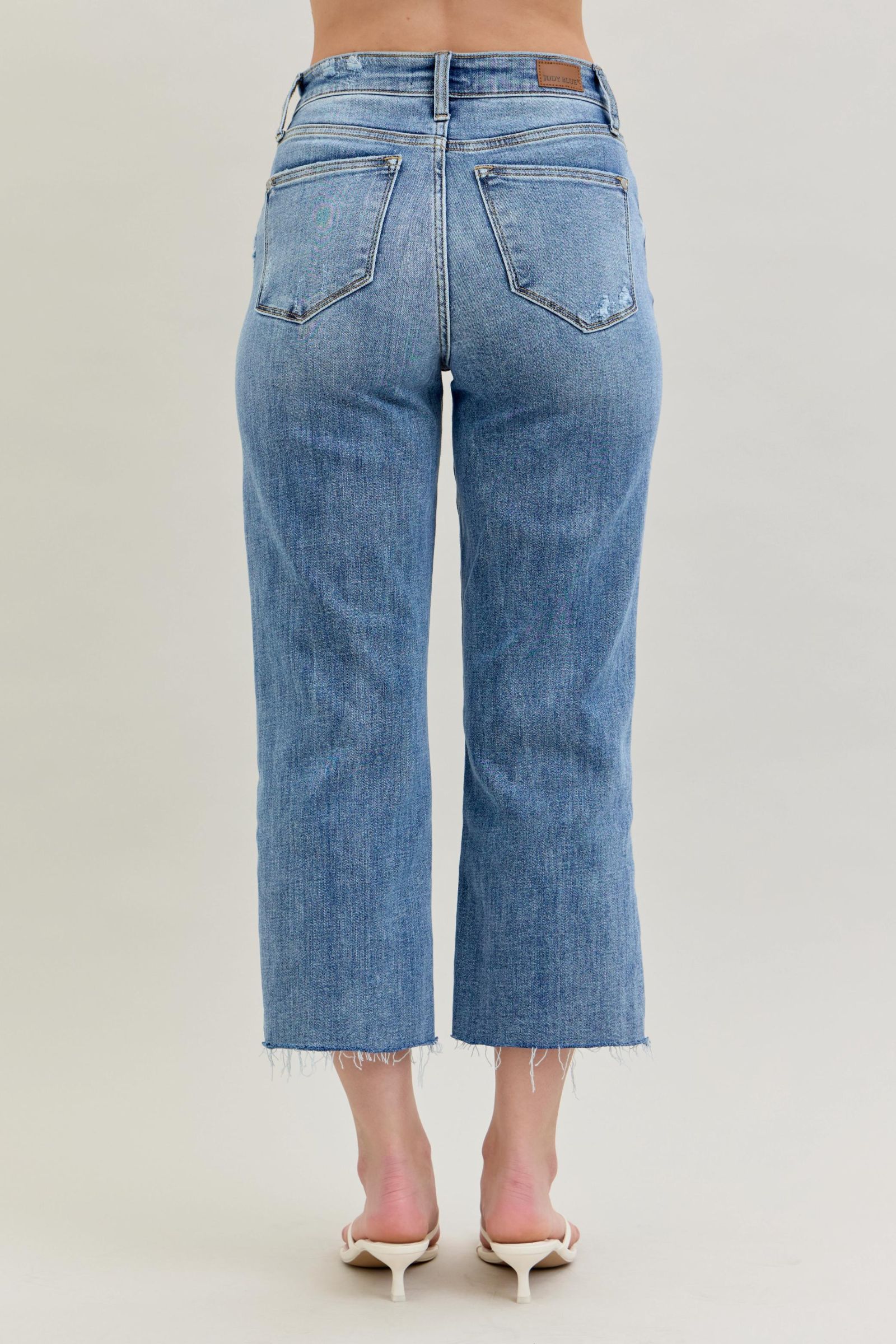 Judy Blue "Jolie" Cropped Jean Distressed ( Back Pocket Photo)