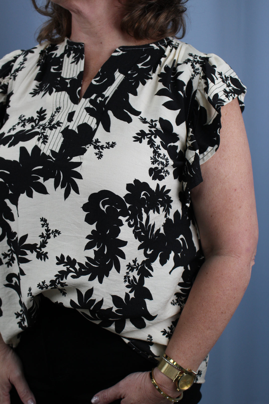 Floral Print Flutter Sleeve V-Neck Blouse with Trapunto Stitching