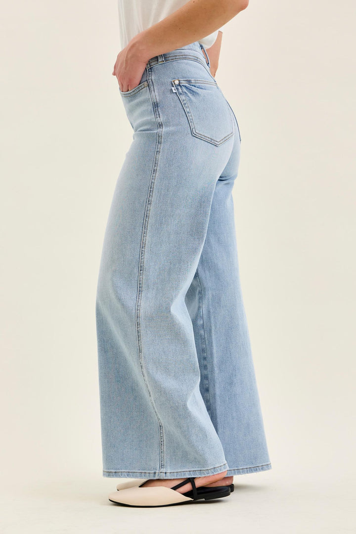 Judy Blue HW Petite TC Retro Wide w/ Curve Coin Pocket Jean