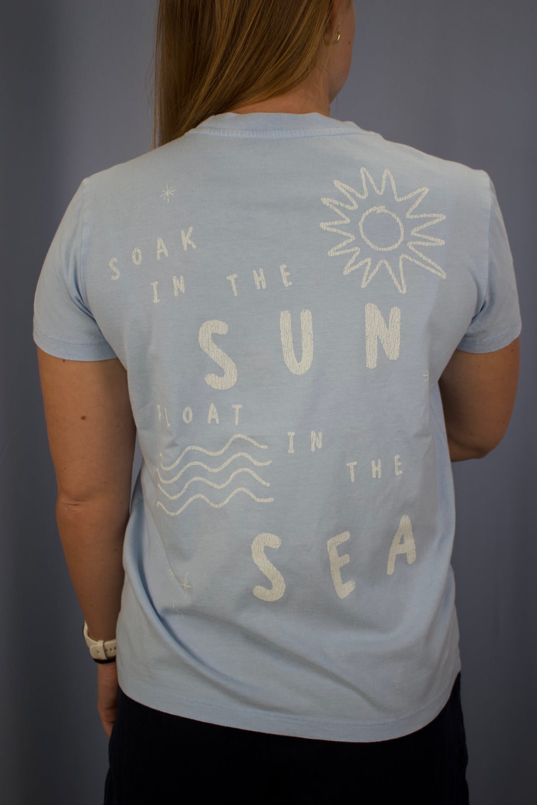 SOAK IN THE SUN SS GRAPHIC TEE